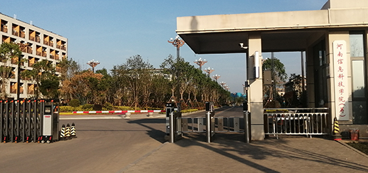 应中科技固定屏风电脑桌走进河南信息科技学院-主打升降，不只有升降！