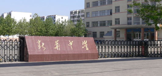 潍坊新华中学-语音室机考电脑桌-升降屏风电脑桌